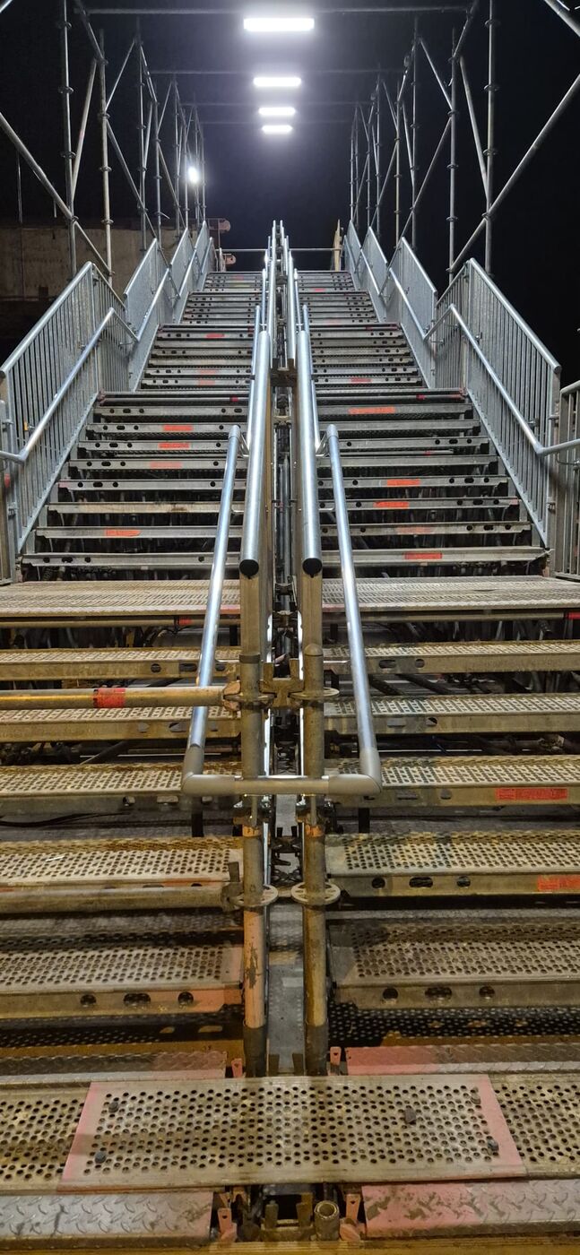 Beleuchtete Gerüsttreppe während der Montage