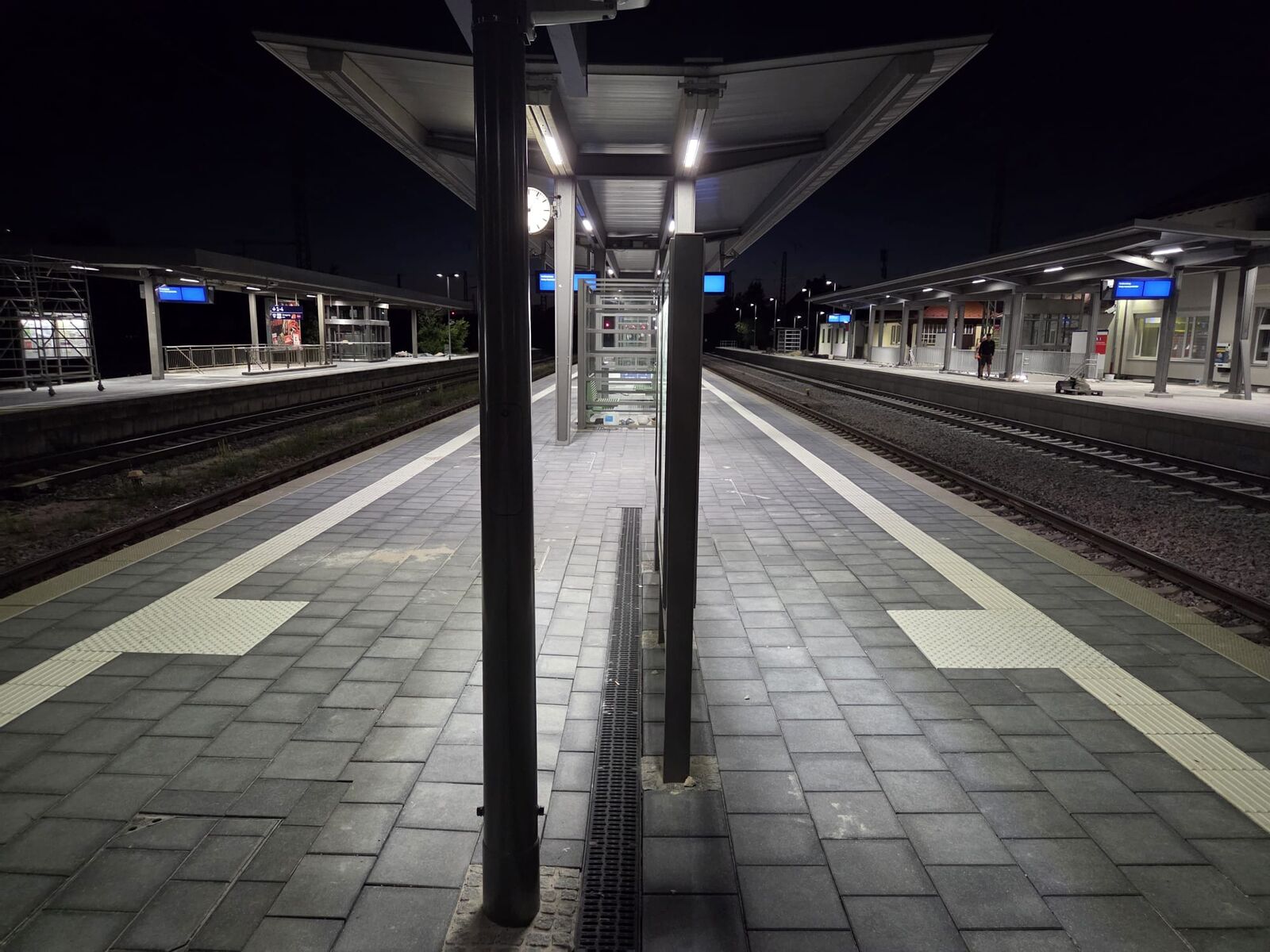 Beleuchteter Bahnsteig bei Nacht