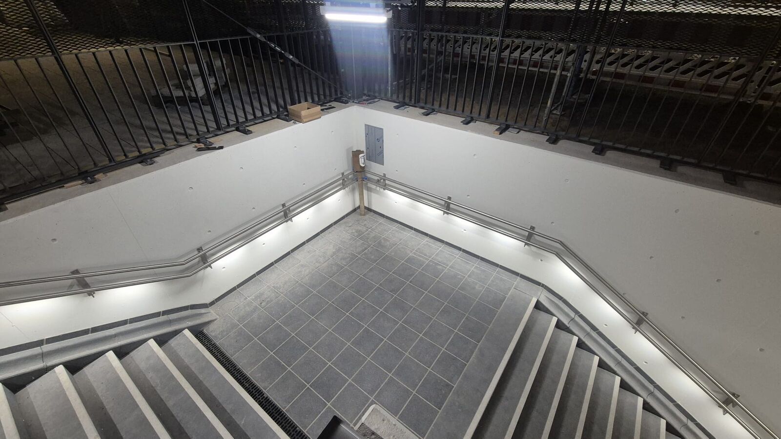 Treppenpodest im Bahnsteigzugang mit Handlaufbeleuchtung