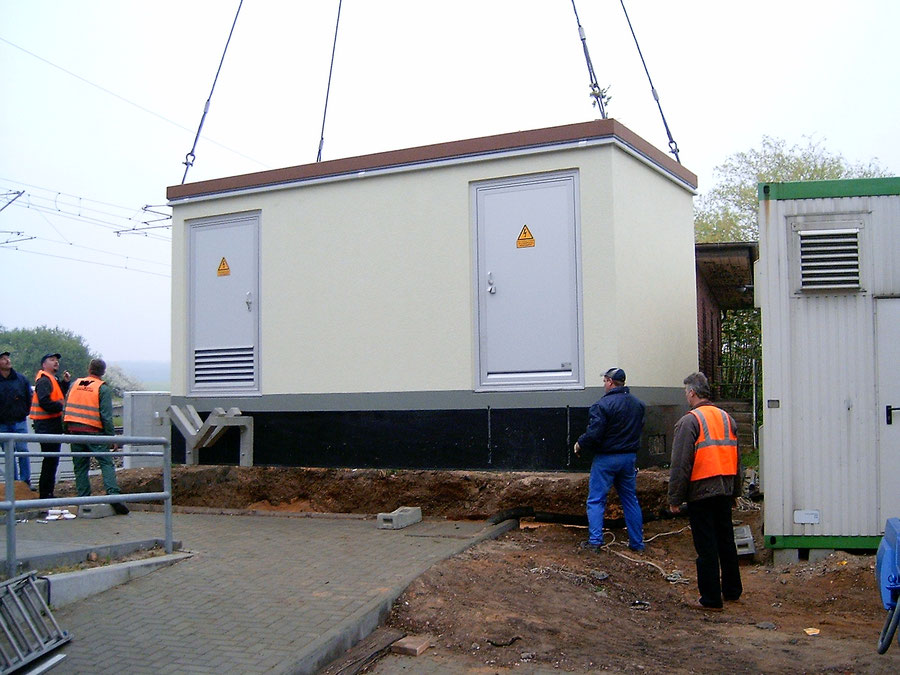 Kompaktstation wird per Kran auf das Fundament gesetzt